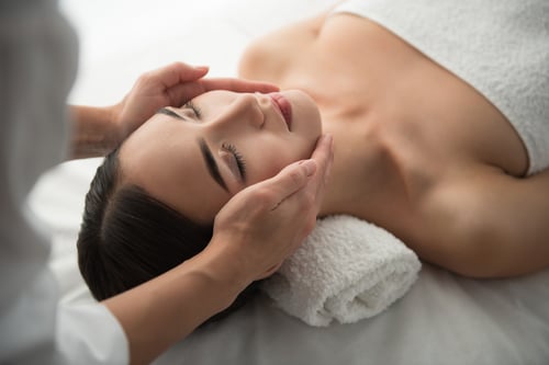 faire un soin visage anti-âge en institut