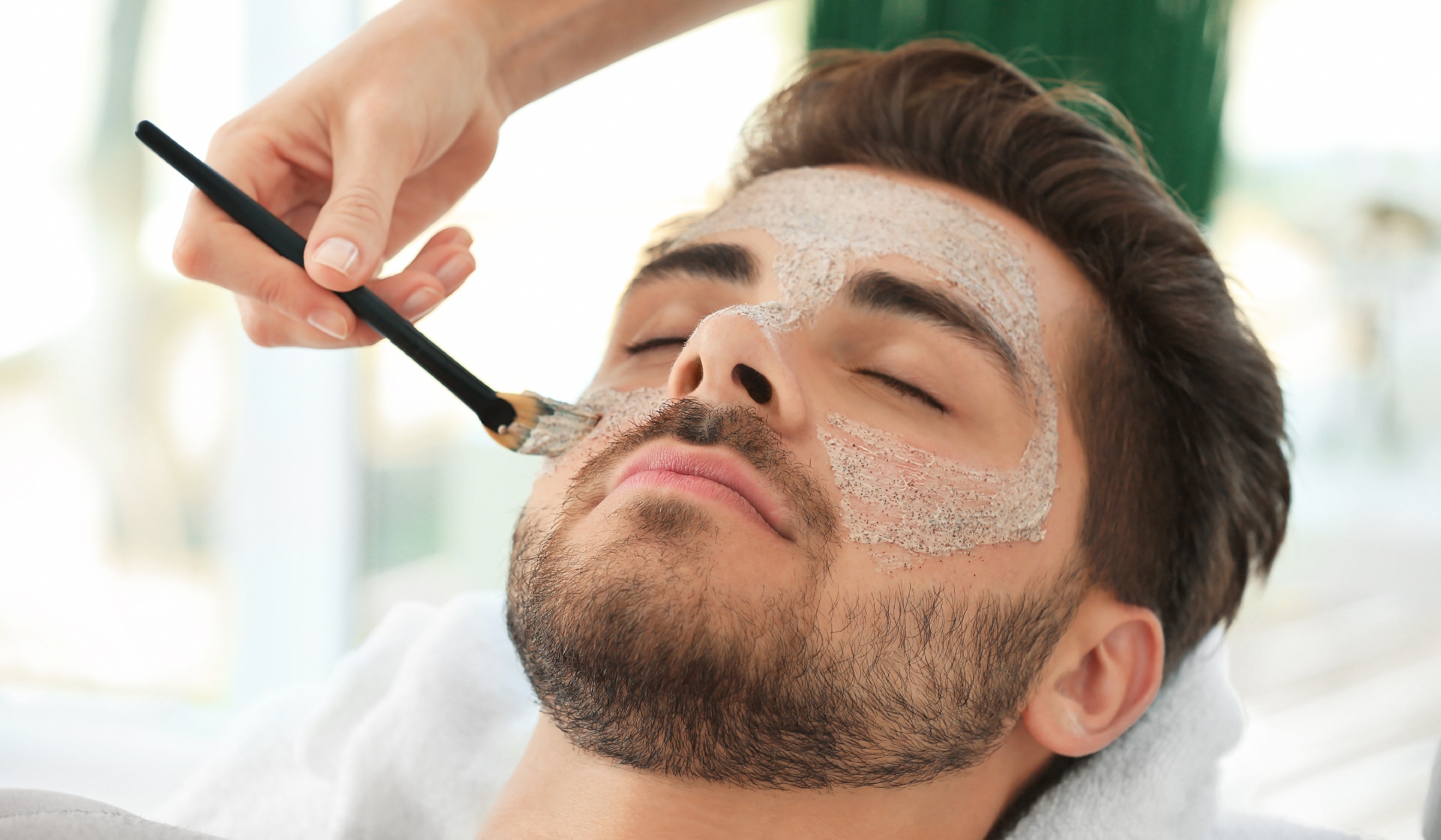 homme en institut de beauté