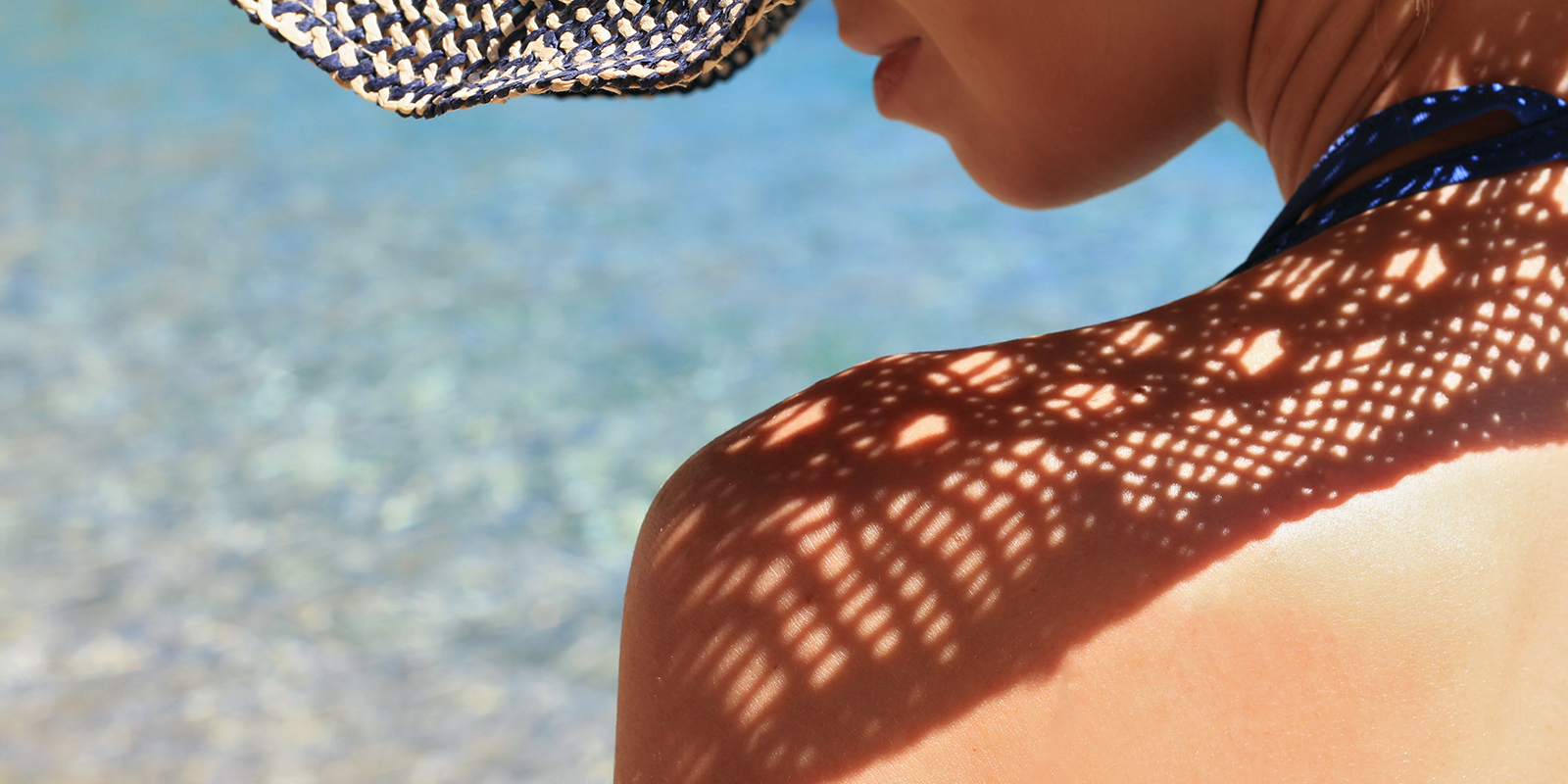 En chapeau sous le soleil estival